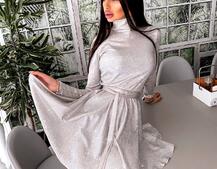 Блестящее платье с расклешенной юбкой и высоким воротом Блестящее платье с расклешенной юбкой и высоким воротом | PUSHKA SHOP