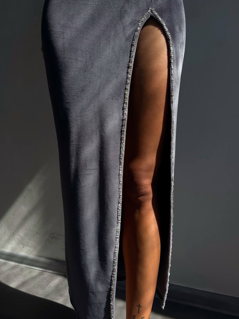 Оксамитова сукня з розрізом, декорована стразами. | PUSHKA SHOP