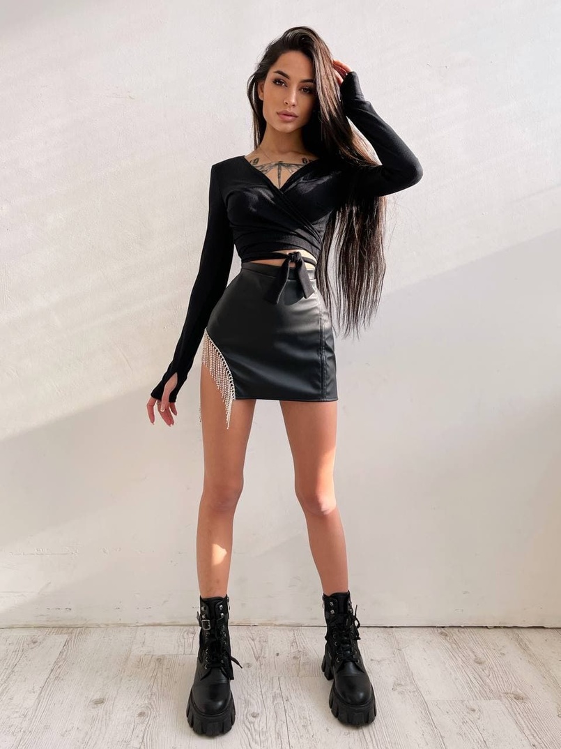 Комплект:  трикотажный топ с запахом + юбка, декорированная бахромой из страз | PUSHKA SHOP