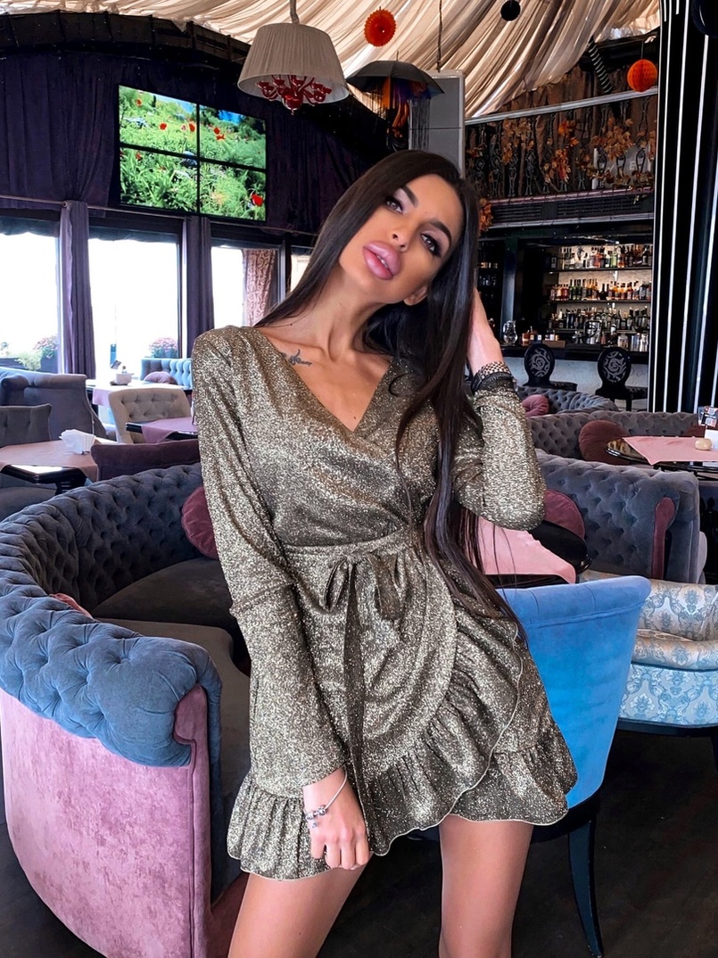 Блестящее платье с запахом и оборками Блестящее платье с запахом и оборками | PUSHKA SHOP