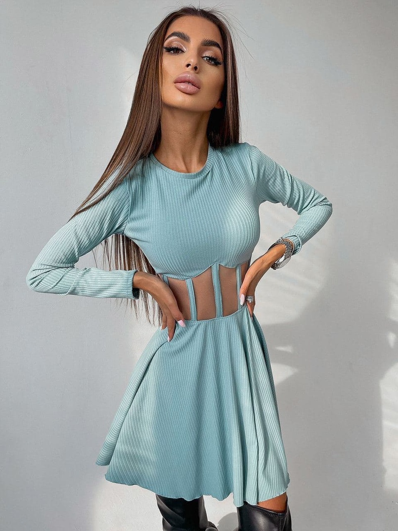 Приталенное платье с корсетной вставкой и пышной юбкой-солцем Приталенное платье с корсетной вставкой и пышной юбкой-солцем | PUSHKA SHOP