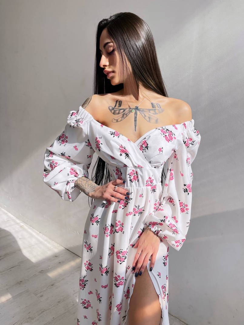 Цветочное платье-миди с разрезом и объемными рукавами Цветочное платье-миди с разрезом и объемными рукавами | PUSHKA SHOP