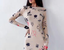 Платье с креативным принтом и металлическими застежками  | PUSHKA SHOP