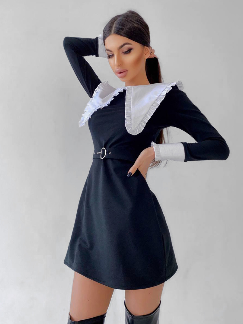 Чёрное приталенное платье с контрастным воротником с рюшами Чёрное приталенное платье с контрастным воротником с рюшами | PUSHKA SHOP