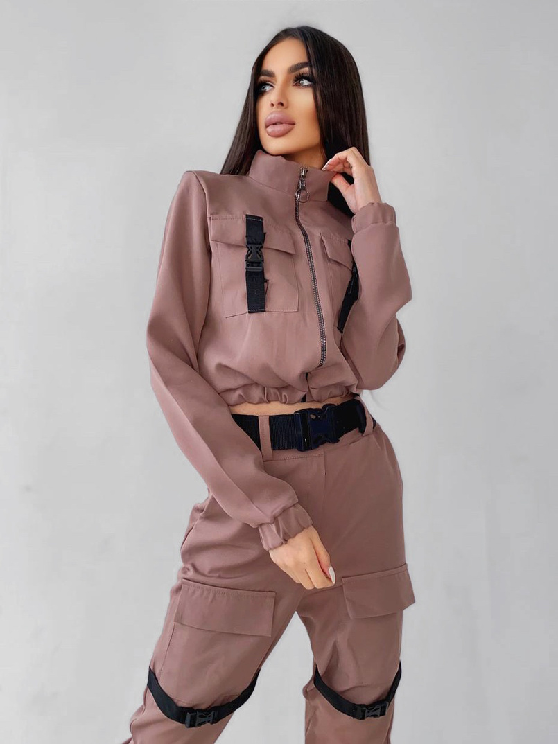 Костюм с брюками-карго декорированный застежками-фастекс Костюм с брюками-карго декорированный застежками-фастекс | PUSHKA SHOP
