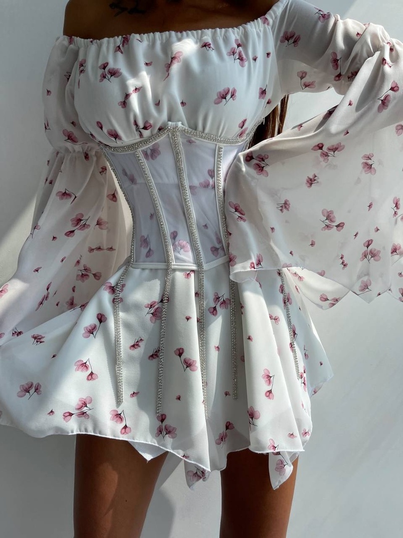 Шифонова сукня на підкладці з розкльошеними рукавами з асиметричною спідницею + корсет декорований стразами Шифонова сукня на підкладці з розкльошеними рукавами з асиметричною спідницею + корсет декорований стразами | PUSHKA SHOP