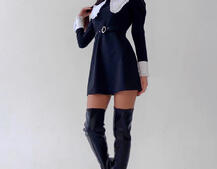 Чёрное приталенное платье с контрастным воротником с рюшами Чёрное приталенное платье с контрастным воротником с рюшами | PUSHKA SHOP