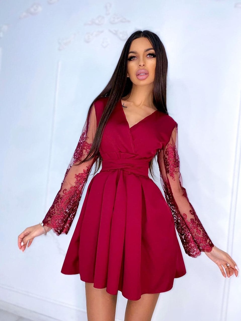 Милое платье  с расклешенными кружевными рукавами  | PUSHKA SHOP