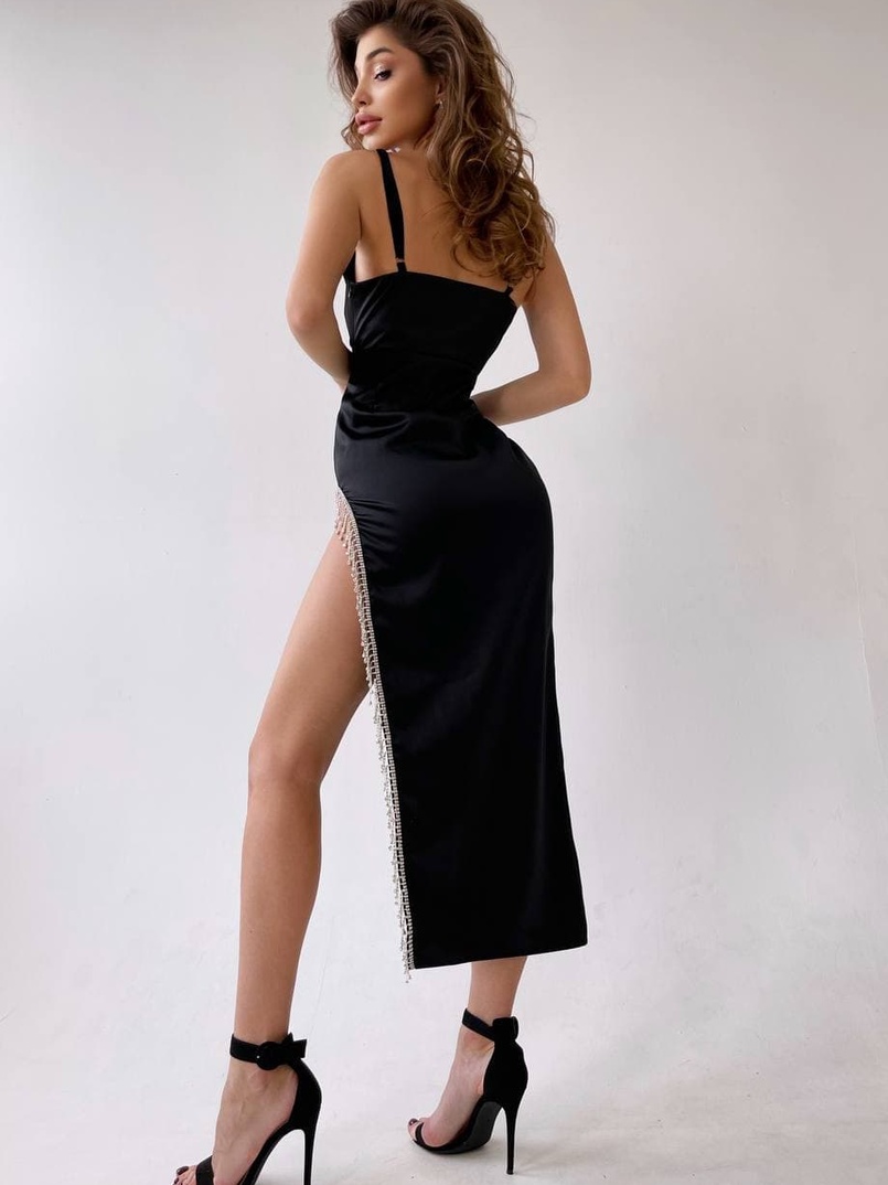 Атласное платье-миди   декорированное бахромой из страз | PUSHKA SHOP