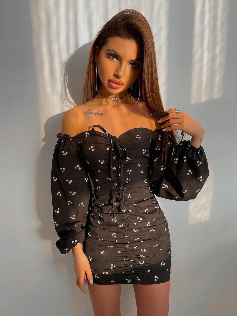 Платье со сборкой в цветочный принт Платье со сборкой в цветочный принт | PUSHKA SHOP