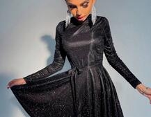 Блестящее платье с расклешенной юбкой и высоким воротом Блестящее платье с расклешенной юбкой и высоким воротом | PUSHKA SHOP