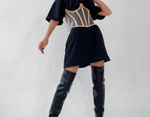 Удлиненная футболка с бельевым корсетом декорированным цепочками  Удлиненная футболка с бельевым корсетом декорированным цепочками  | PUSHKA SHOP