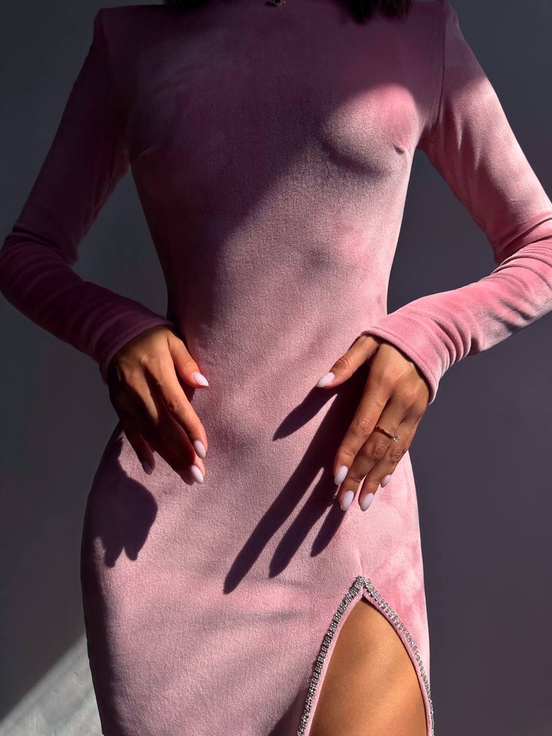 Оксамитова сукня з розрізом, декорована стразами. | PUSHKA SHOP