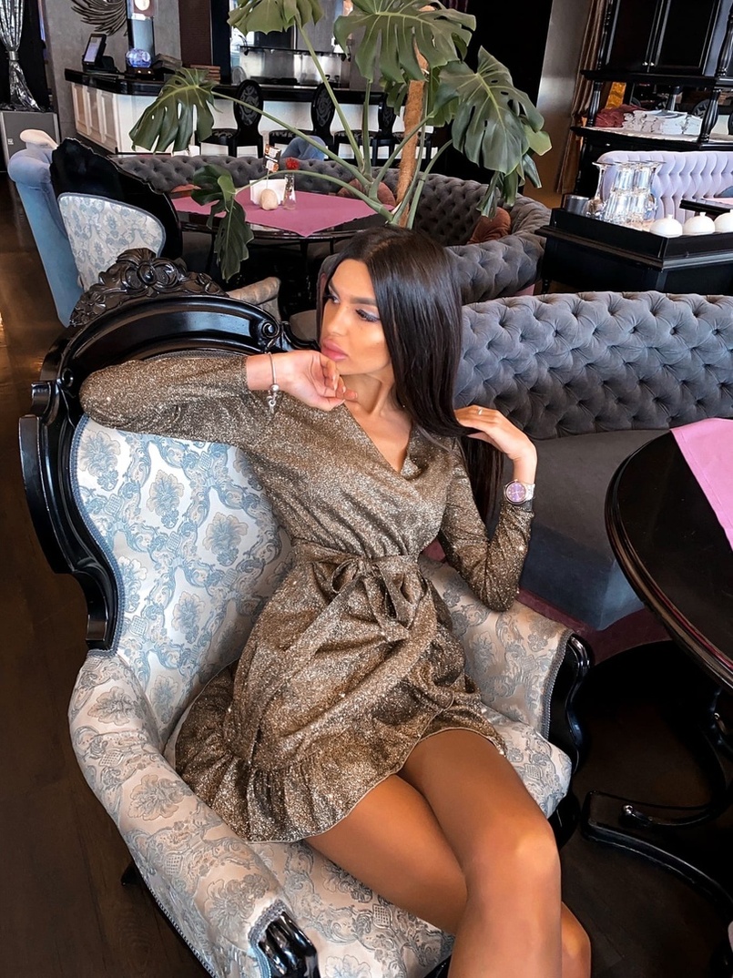 Блестящее платье с запахом и оборками Блестящее платье с запахом и оборками | PUSHKA SHOP