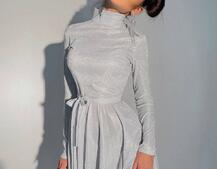 Блискуча сукня з розкльошеною спідницею та високим коміром Блискуча сукня з розкльошеною спідницею та високим коміром | PUSHKA SHOP