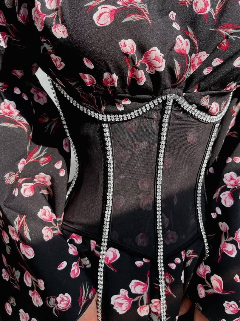 Платье  ассиметричного кроя с расклешенными рукавами + корсет декорированный стразами  | PUSHKA SHOP