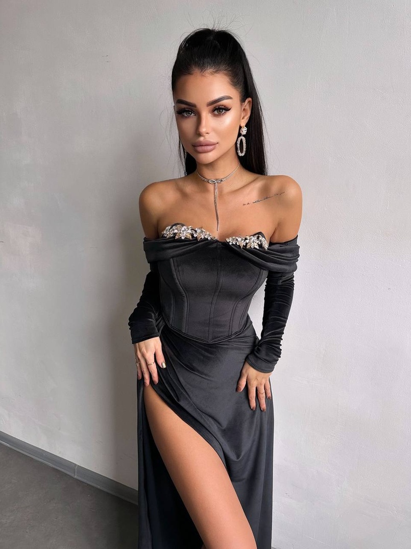 Оксамитова сукня максі декорована стразами Ручна робота Оксамитова сукня максі декорована стразами Ручна робота | PUSHKA SHOP