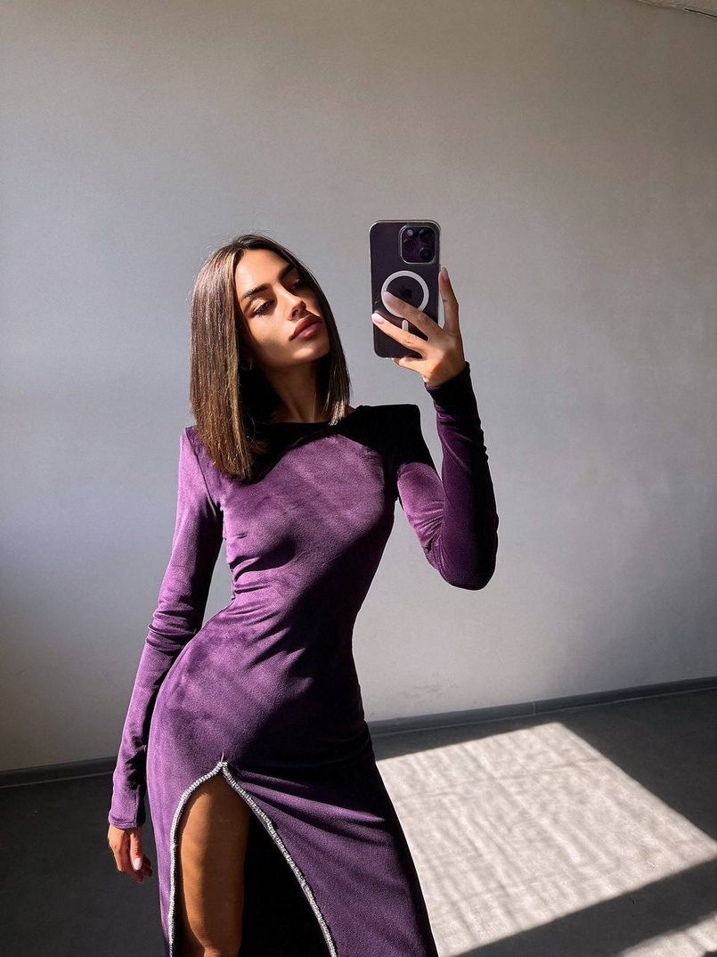 Оксамитова сукня з розрізом, декорована стразами. | PUSHKA SHOP