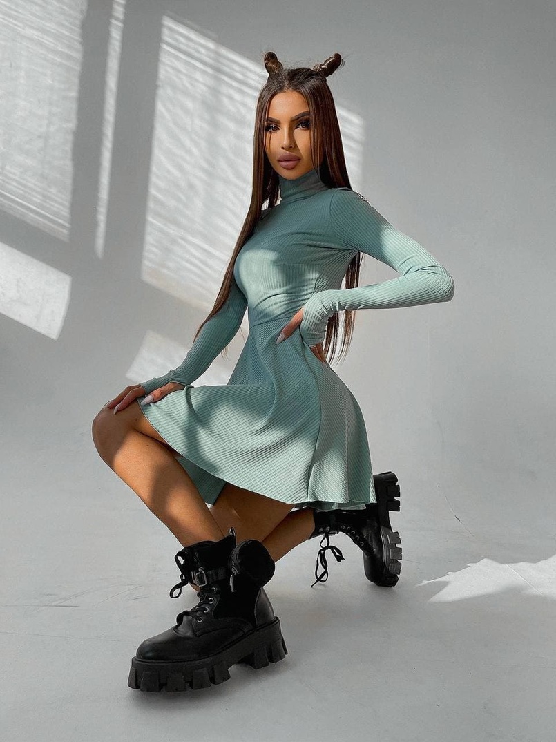 Приталенное трикотажное платье с высоким горлом Приталенное трикотажное платье с высоким горлом | PUSHKA SHOP