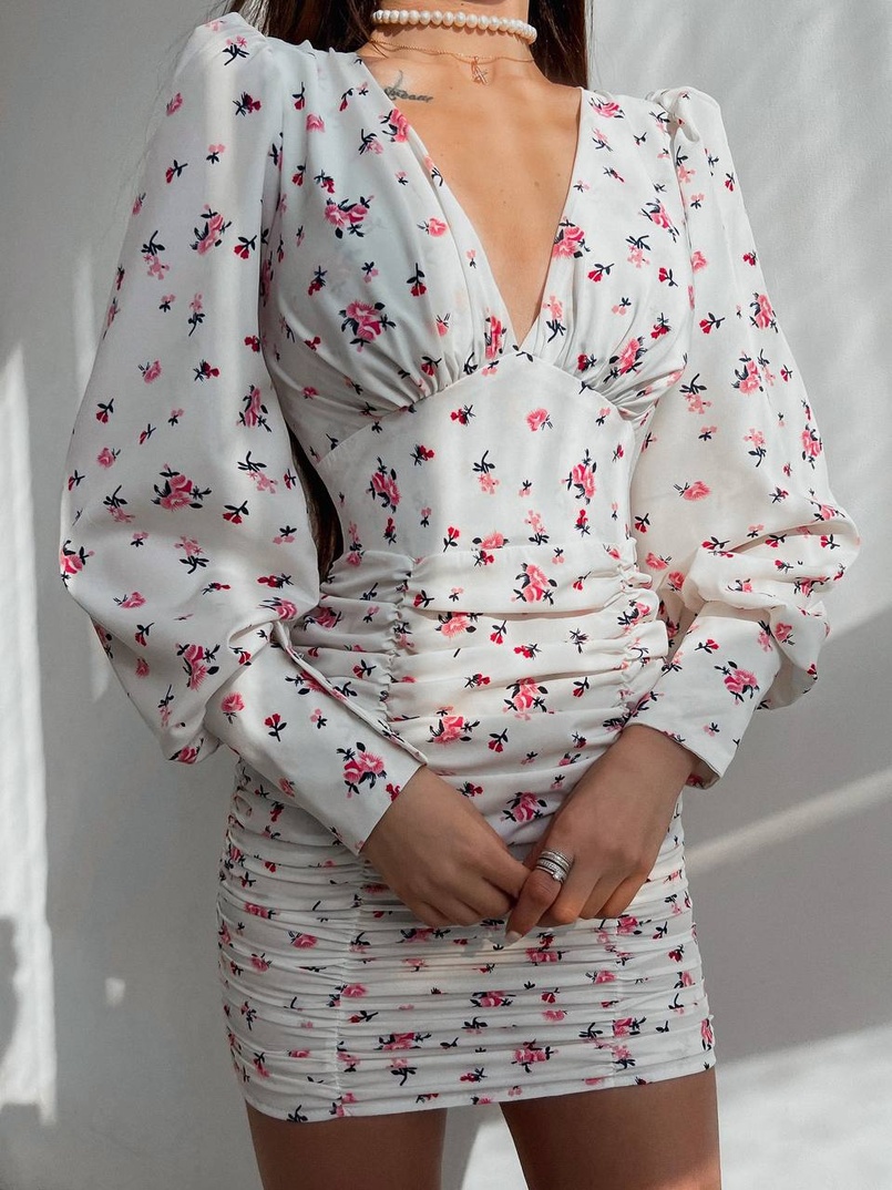 Платье мини с принтом со сборкой на юбке Платье мини с принтом со сборкой на юбке | PUSHKA SHOP