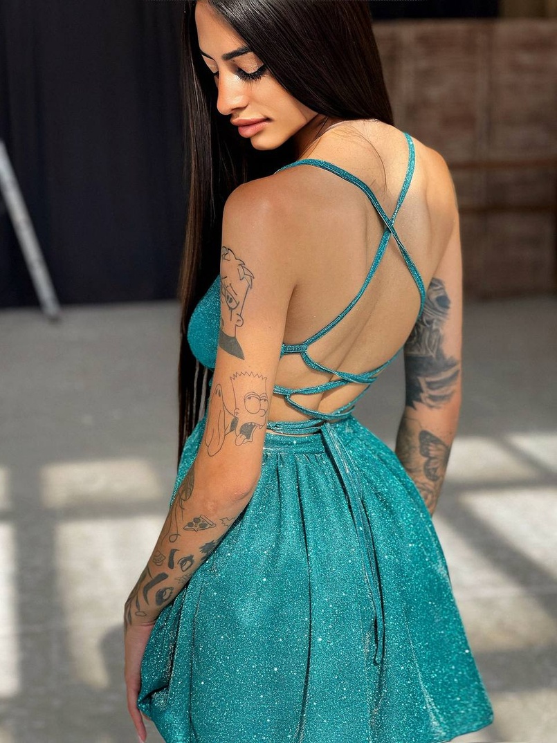 Блестящее платье с пышной юбкой и шнуровкой на спинке Блестящее платье с пышной юбкой и шнуровкой на спинке | PUSHKA SHOP