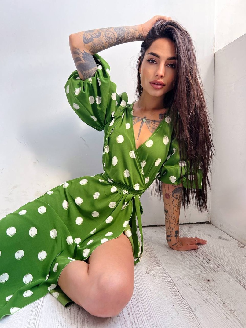 Платье миди в горох с запахом и объемными рукавами Платье миди в горох с запахом и объемными рукавами | PUSHKA SHOP