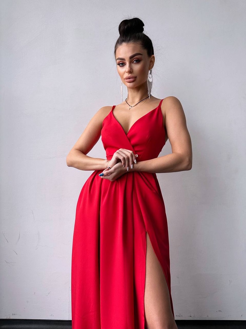 Сукня максі на тонких бретелях з розрізом на спідниці  | PUSHKA SHOP