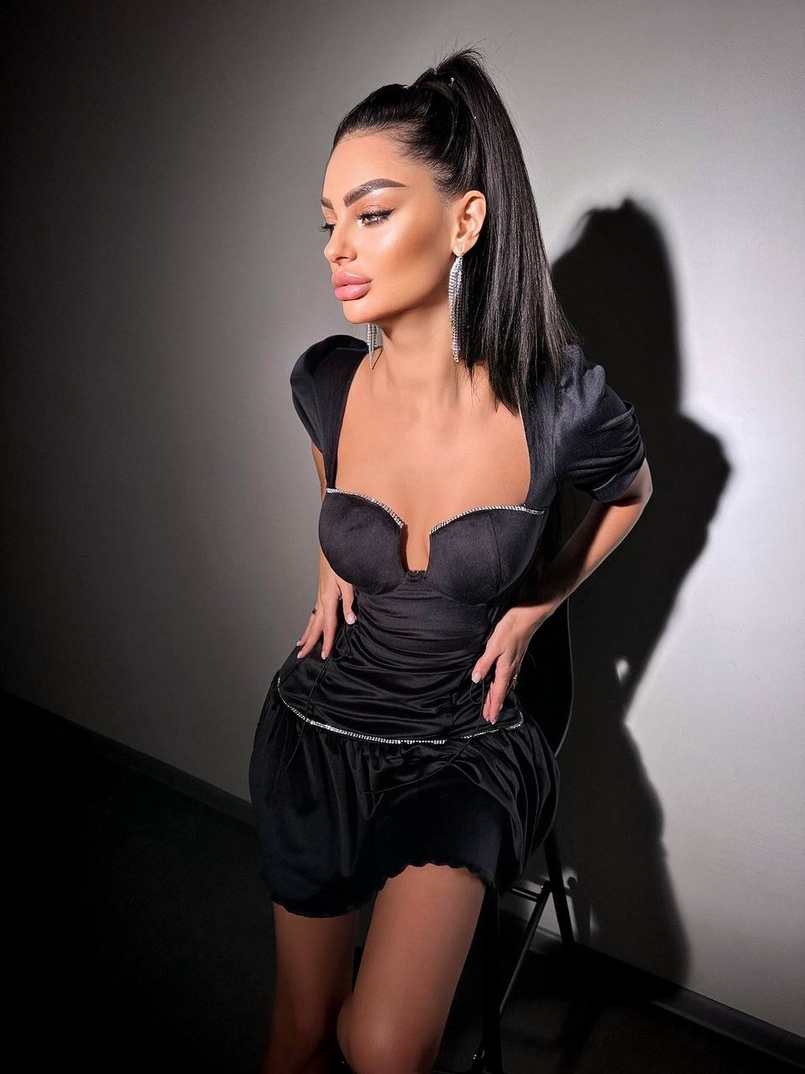 Оксамитова сукня , декорована стразами зі шнурівкою з боків Оксамитова сукня , декорована стразами зі шнурівкою з боків | PUSHKA SHOP