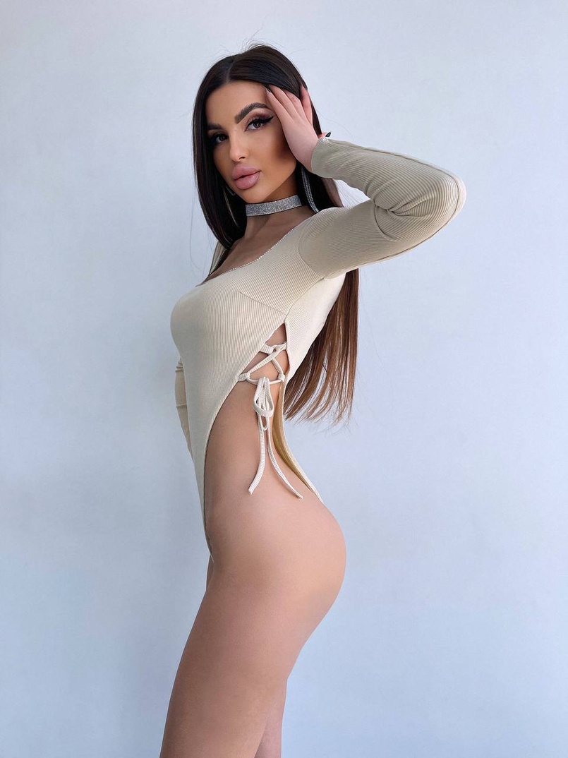 Трикотажне боді зі шнурівкою з боків, прикрашене стразами  Прикраса пришита. Ручна робота.  | PUSHKA SHOP