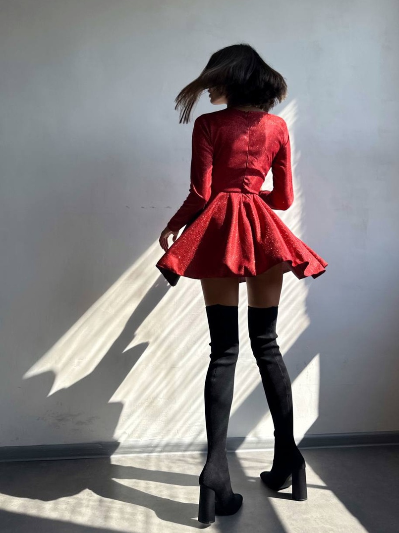 Приталена блискуча сукня з корсетною вставкою та пишною спідницею-сонцем Приталена блискуча сукня з корсетною вставкою та пишною спідницею-сонцем | PUSHKA SHOP