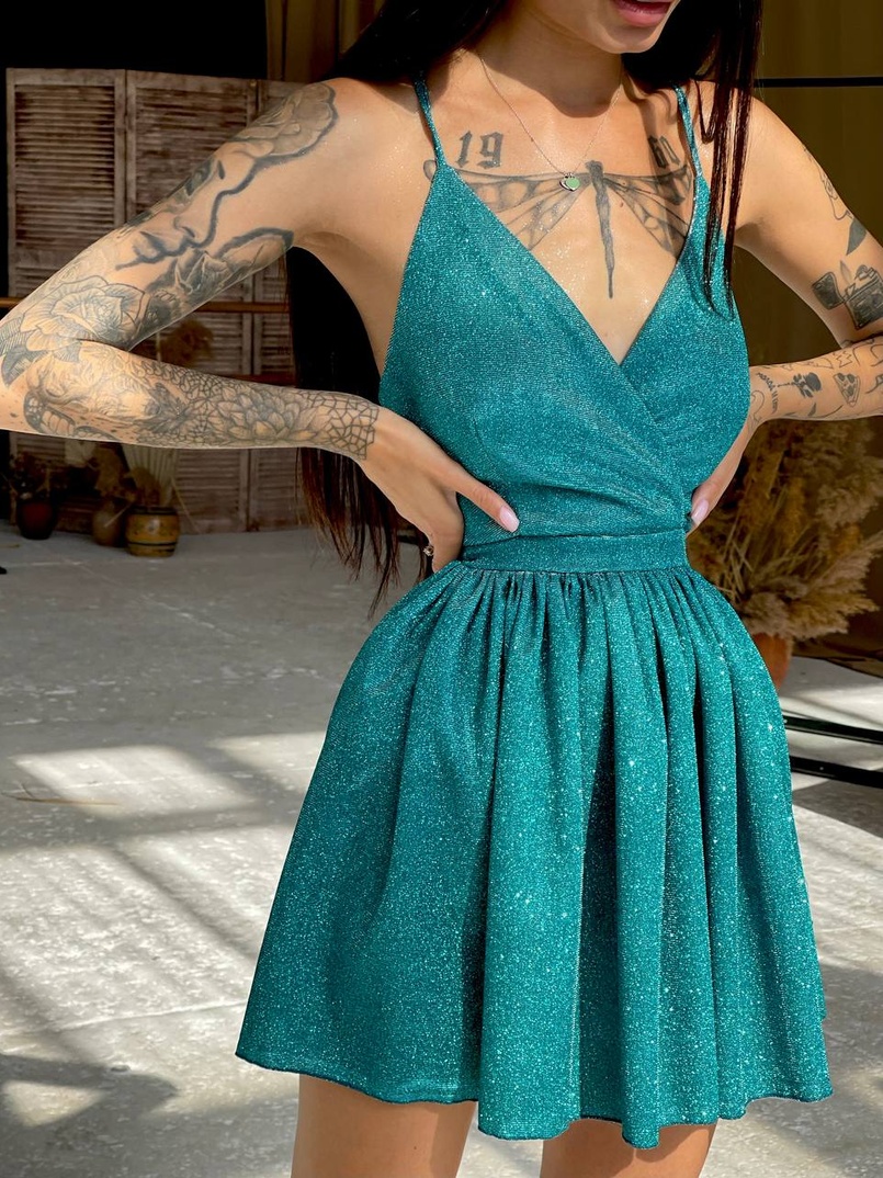 Блестящее платье с пышной юбкой и шнуровкой на спинке Блестящее платье с пышной юбкой и шнуровкой на спинке | PUSHKA SHOP