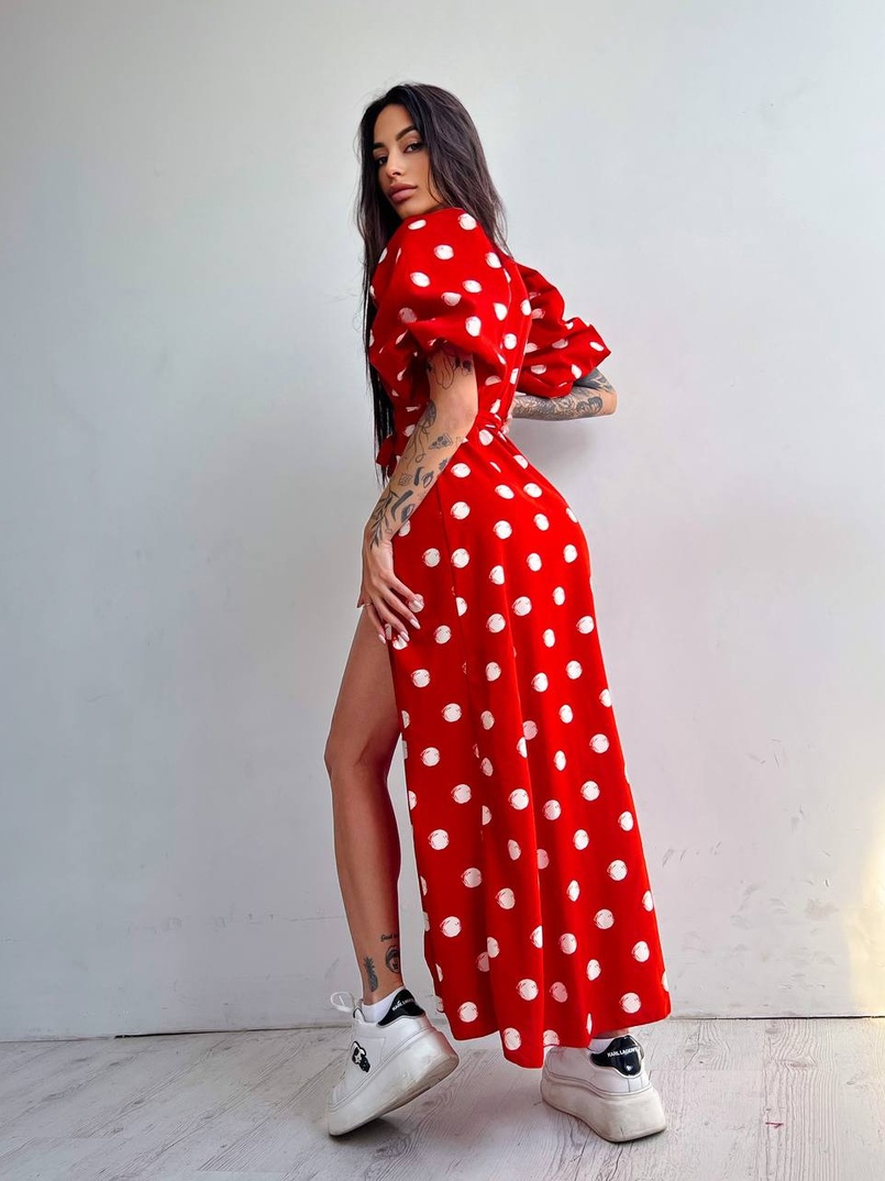 Платье миди в горох с запахом и объемными рукавами Платье миди в горох с запахом и объемными рукавами | PUSHKA SHOP