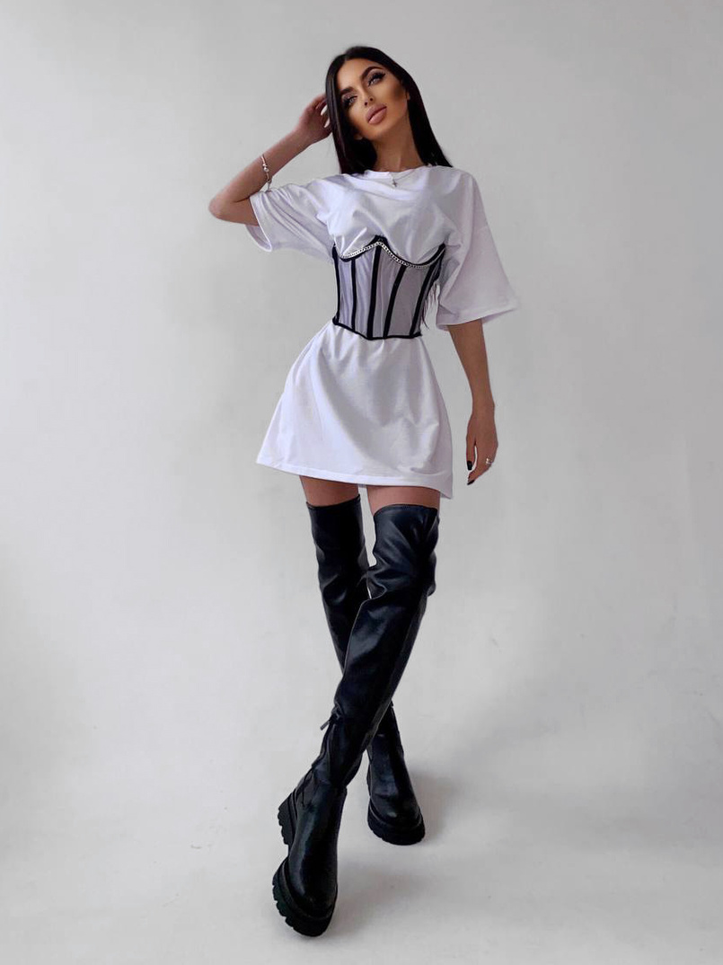 Удлиненная футболка с бельевым корсетом декорированным цепочками  | PUSHKA SHOP