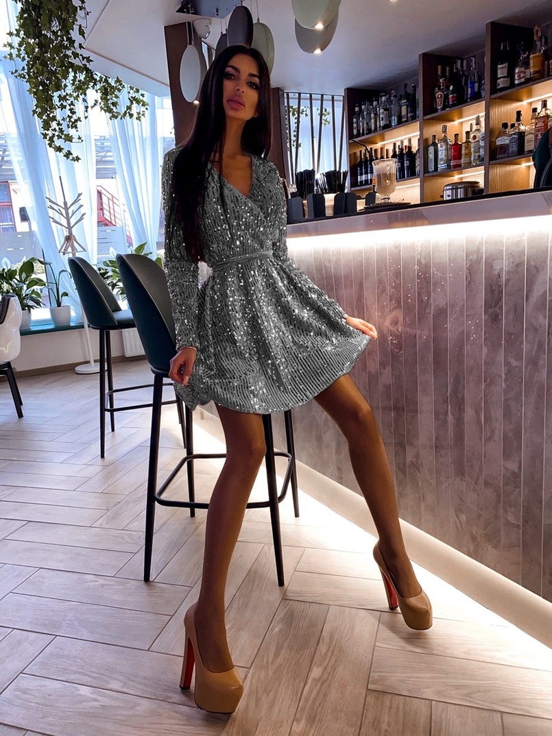 Платье с пайетками и запахом на груди Платье с пайетками и запахом на груди | PUSHKA SHOP