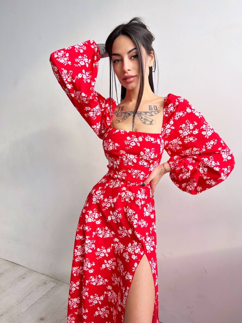 Цветочное платье-миди со шнуровкой на спинке и разрезом на ножке Цветочное платье-миди со шнуровкой на спинке и разрезом на ножке | PUSHKA SHOP