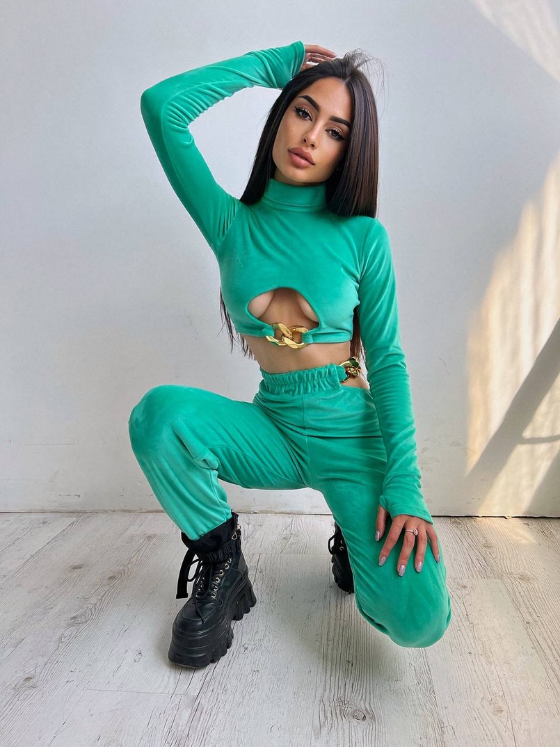 Велюровий костюм з ланцюжками: топ + джоггери Велюровий костюм з ланцюжками: топ + джоггери | PUSHKA SHOP
