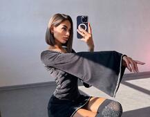 Оксамитова сукня, декорована стразами з розкльошоними рукавами Оксамитова сукня, декорована стразами з розкльошоними рукавами | PUSHKA SHOP