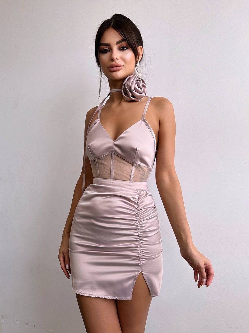 Сукня - міні з драпіруванням та трояндою-чокером Сукня - міні з драпіруванням та трояндою-чокером | PUSHKA SHOP