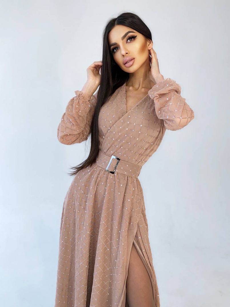 Платье миди с запахом на груди и разрезом на юбке Платье миди с запахом на груди и разрезом на юбке | PUSHKA SHOP