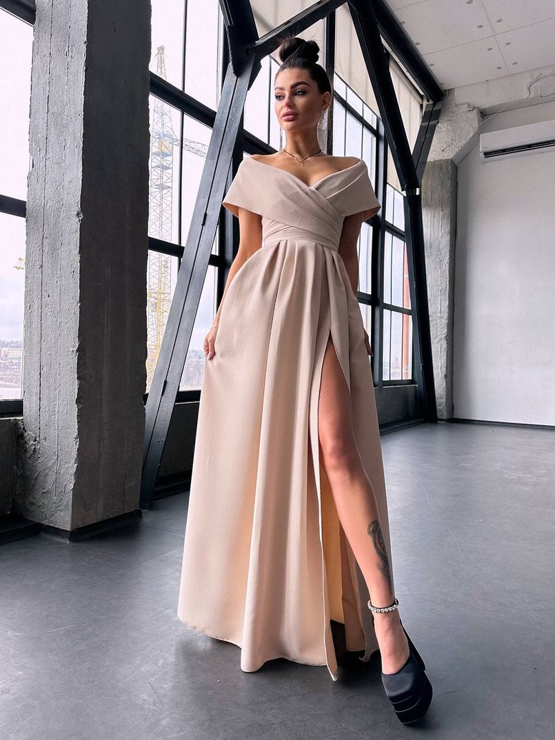 Сукня максі  з відкритими плечима та розрізом на спідниці Сукня максі  з відкритими плечима та розрізом на спідниці | PUSHKA SHOP