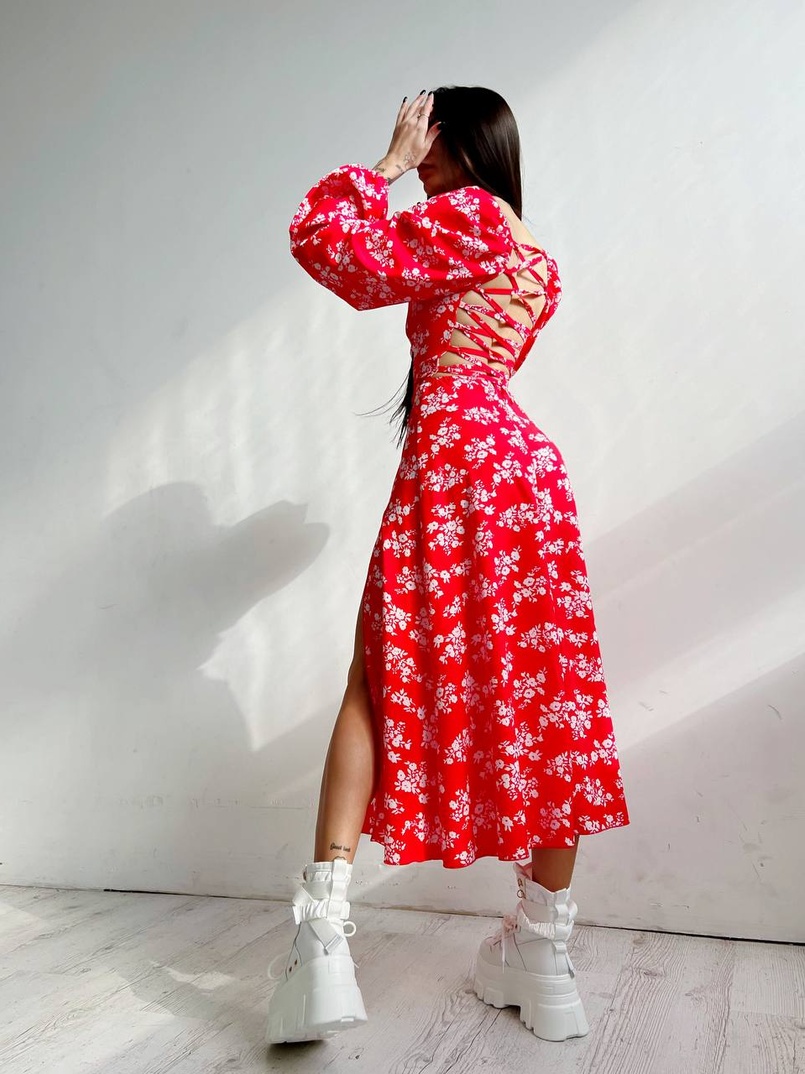 Цветочное платье-миди со шнуровкой на спинке и разрезом на ножке Цветочное платье-миди со шнуровкой на спинке и разрезом на ножке | PUSHKA SHOP