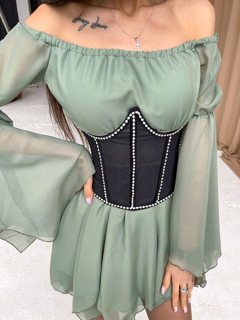 Шифоновое платье ассиметричного кроя с расклешенными рукавами + корсет декорированный стразами Шифоновое платье ассиметричного кроя с расклешенными рукавами + корсет декорированный стразами | PUSHKA SHOP