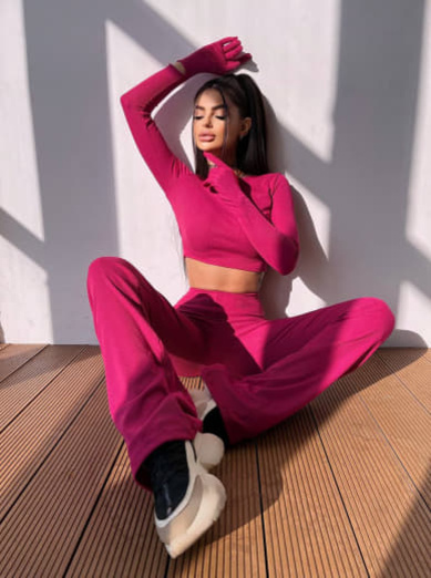 Комплект: штани кльош + топ з рукавичками та прорізами для рук Комплект: штани кльош + топ з рукавичками та прорізами для рук | PUSHKA SHOP