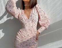 Платье мини с принтом со сборкой на юбке Платье мини с принтом со сборкой на юбке | PUSHKA SHOP