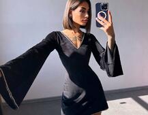 Оксамитова сукня, декорована стразами з розкльошоними рукавами Оксамитова сукня, декорована стразами з розкльошоними рукавами | PUSHKA SHOP