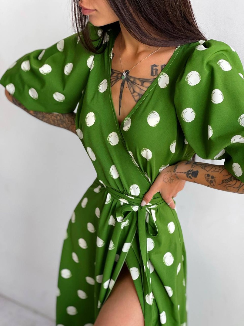 Платье миди в горох с запахом и объемными рукавами Платье миди в горох с запахом и объемными рукавами | PUSHKA SHOP