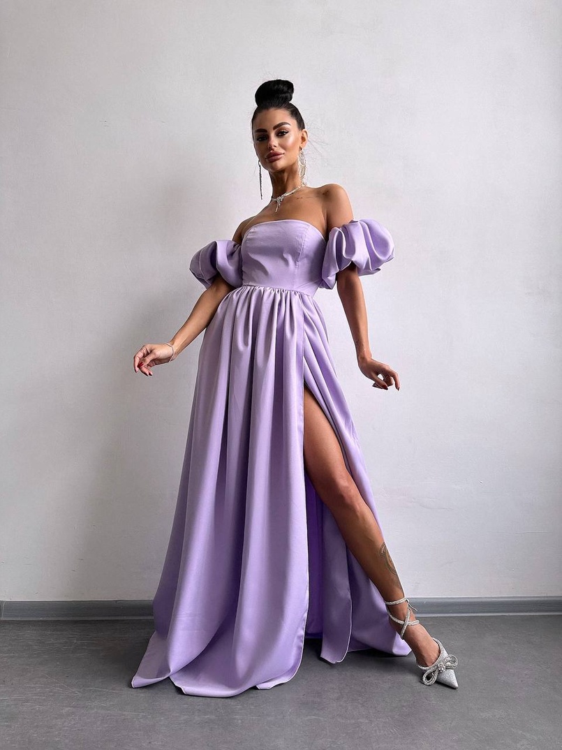 Сукня максі з розрізом на спідниці та об’ємними рукавами Сукня максі з розрізом на спідниці та об’ємними рукавами | PUSHKA SHOP