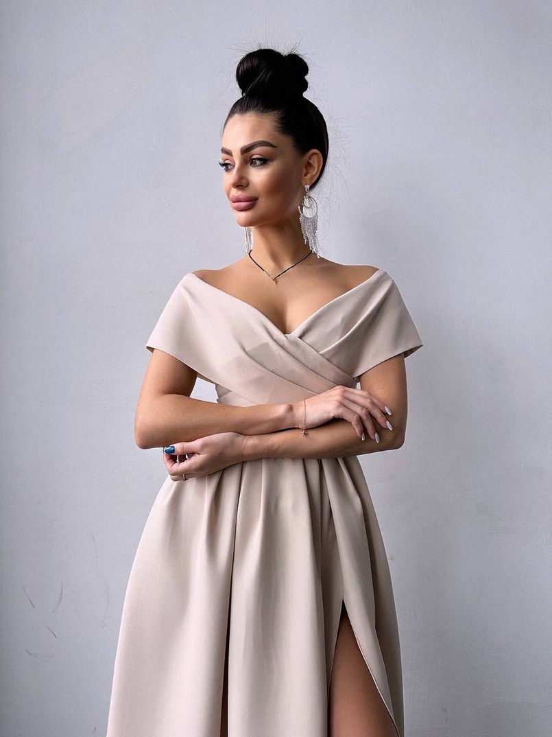 Сукня максі  з відкритими плечима та розрізом на спідниці Сукня максі  з відкритими плечима та розрізом на спідниці | PUSHKA SHOP