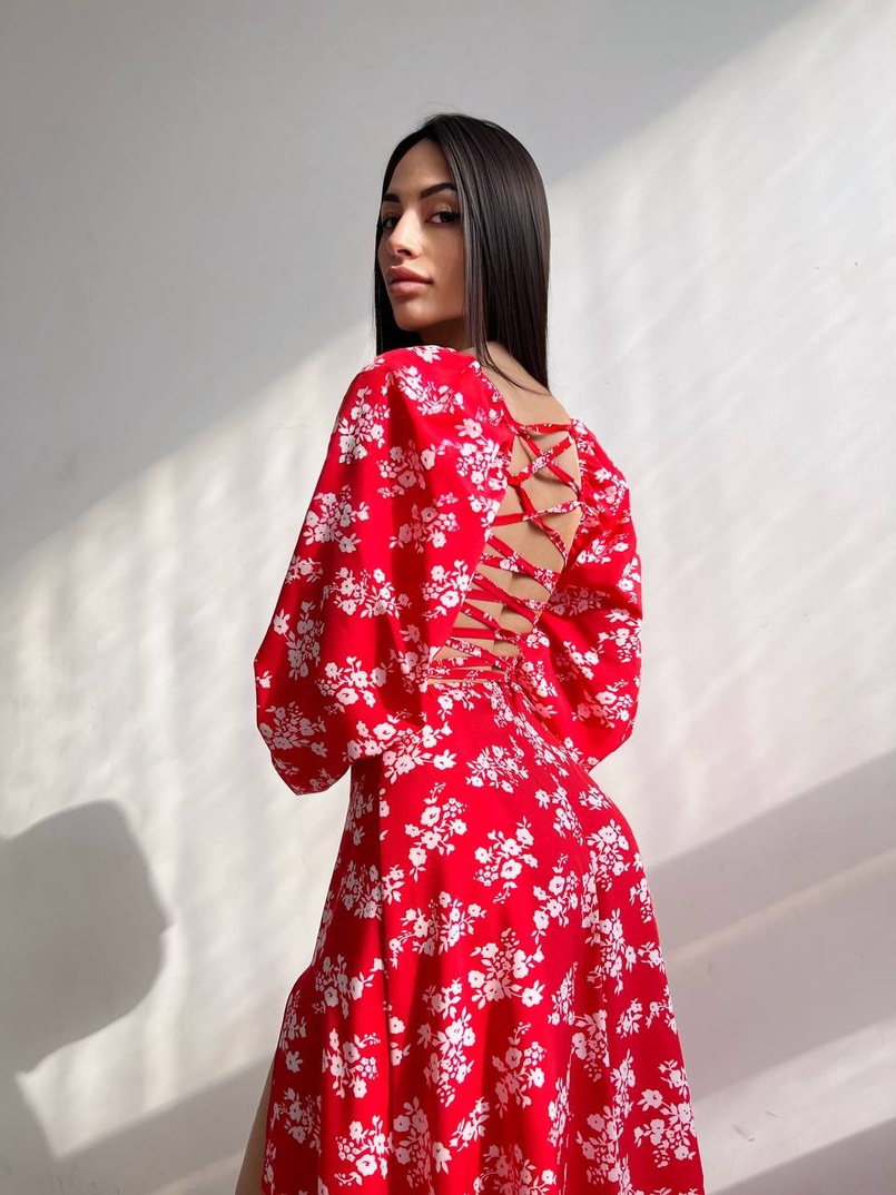 Цветочное платье-миди со шнуровкой на спинке и разрезом на ножке Цветочное платье-миди со шнуровкой на спинке и разрезом на ножке | PUSHKA SHOP