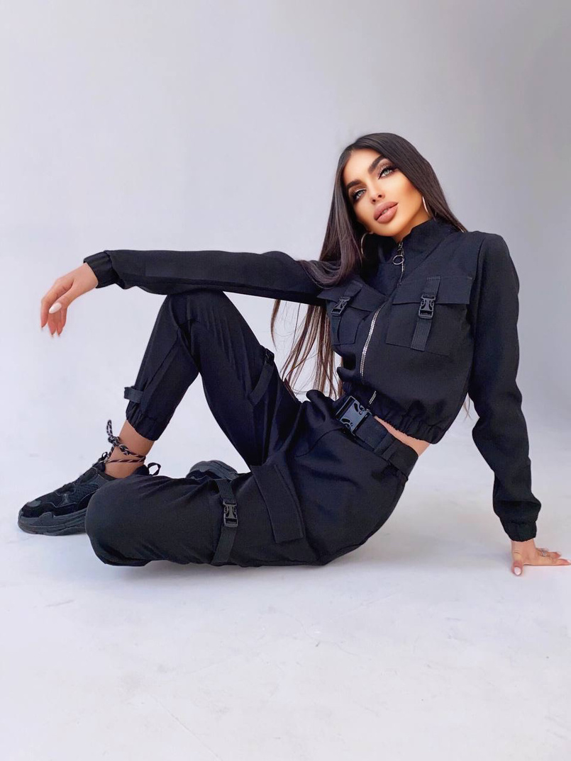 Костюм с брюками-карго декорированный застежками-фастекс Костюм с брюками-карго декорированный застежками-фастекс | PUSHKA SHOP